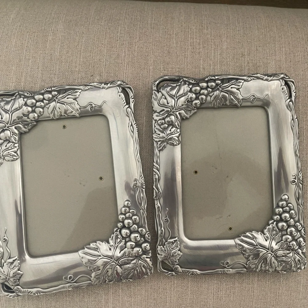 2 Arthur court frames size 4x6